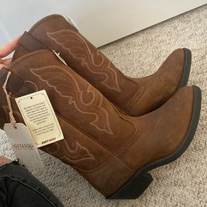 Never worn Size 9 Shyanne boots 👢🤎
